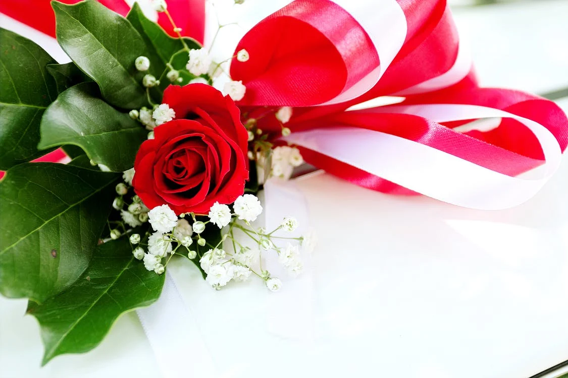 Picture: Partnership: Roses Leaves White